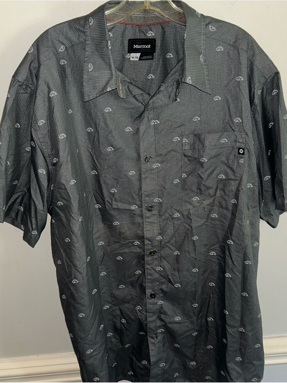 Marmot Men’s Short-Sleeve Gray Button-Down Shirt with Micro Print